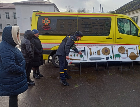 Рятувальники навчають мінної безпеки мешканців Краматорського району за допомогою Мобільного класу