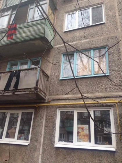 Славянские полицейские проводят проверку по факту падения местного жителя со второго этажа 
