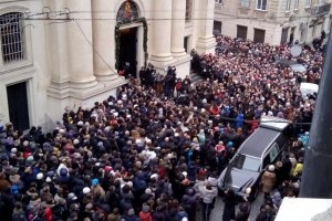 Похороны Скрябина: проститься с Кузьмой пришли тысячи людей 