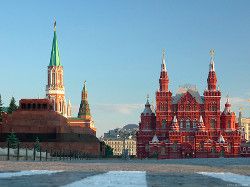 Художник повесился на Красной площади за мир в Украине