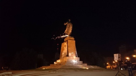В Харькове активисты снесли Ленина