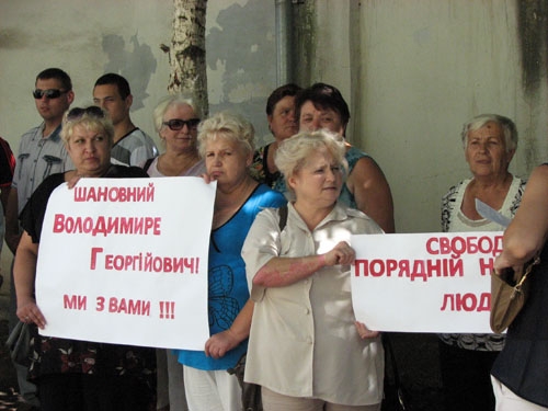 Суд Краматорска пикетируют с требованием свободы для Владимира Азарянца (видео)