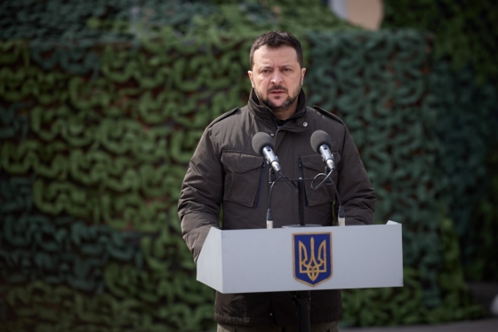 Зеленський - про наступ РФ: Ми зупинимо їх ініціативу на сході після отримання нових партій зброї
