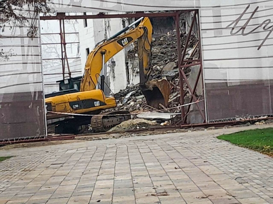 Від Драмтеатру в окупованому Маріуполі залишилася одна стінка, - Андрющенко 
