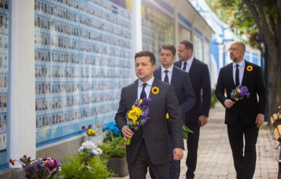 Зеленский почтил память погибших за Украину героев