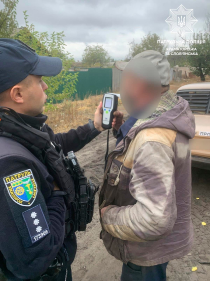 Патрульні відсторонили від керування нетверезого водія, який їздив, не маючи права керування