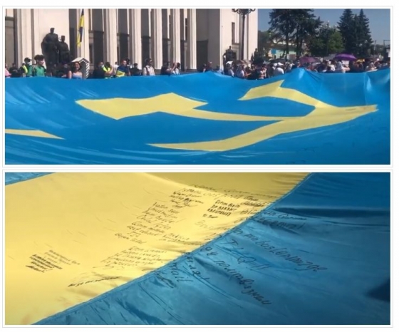 Крымскотатарский флаг из Краматорска расписали в Киеве посланиями для жителей полуострова 