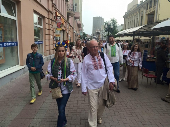В центре Москвы тоже прошел &quot;парад вышиванок&quot;