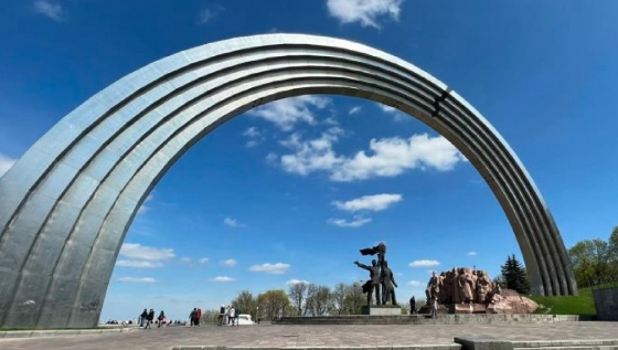 Колишню Арку дружби народів у Києві не обов’язково демонтувати. Як варіант - перетворити її на символ ЛГБТ, - УІНП
