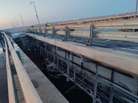 На Кримському мосту пролунали вибухи, впав проліт