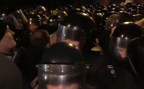 К &quot;блокадной акции&quot; под АП стянули полицию и Нацгвардию, были столкновения