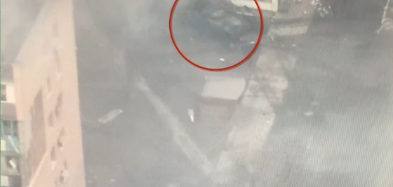 Российский танк в Мариуполе выстрелил в пожилого мужчину (видео)