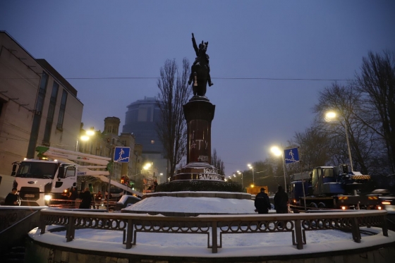 Розпочався демонтаж пам’ятника Щорсу у центрі Києва, можливе перекриття руху бульваром Шевченка