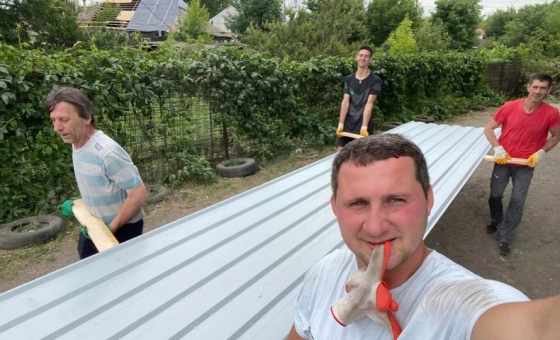 Дізнавшись про розбитий росіянами дім, родина краматорців у той же день повернулася у місто, щоб його відбудовувати