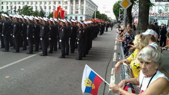 Оккупанты провели в Симферополе репетицию военного парада без масок и социальной дистанции