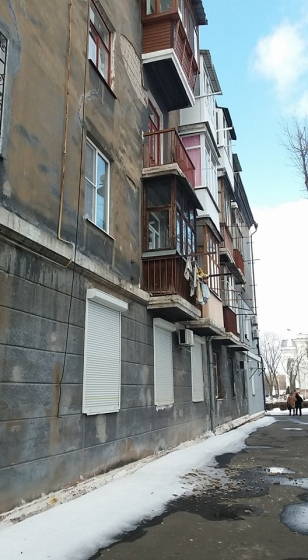 В Краматорске в центре города с домов обваливается штукатурка