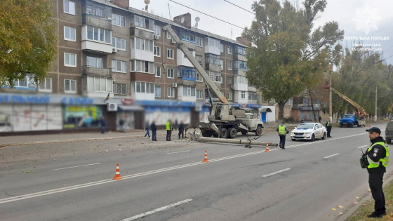 Збив стовп, проігнорував та поїхав далі: патрульні склали протоколи на водія екскаватора