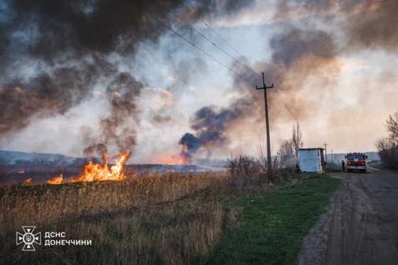 Ворожий обстріл на Лиманщині спричинив масштабну пожежу на відкритій території