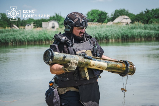 У Покровському районі піротехніки ДСНС з водойми вилучили 12 вибухонебезпечних предметів
