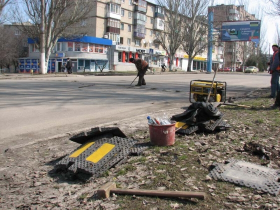 В Краматорске начали восстанавливать лежачие полицейские 