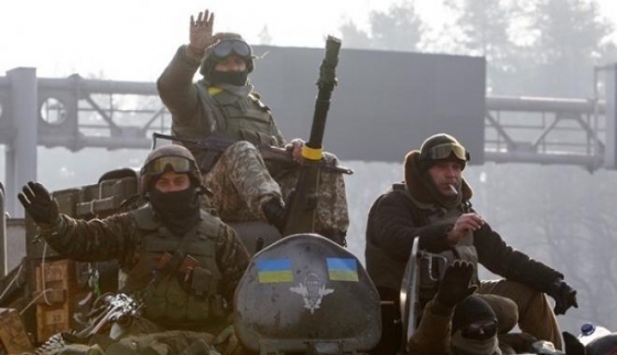 Защитников Украины на линии разграничения приходят поздравить волонтеры и местные жители