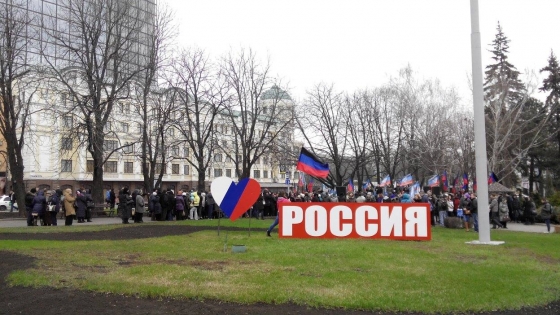«ДНР» отпраздновала аннексию Крыма установкой памятника России