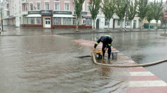 В Краматорске спасатели откачивают воду с Привокзальной площади