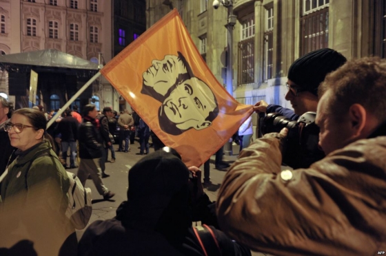 Тысячи венгров протестовали против российского влияния на правительство Орбана