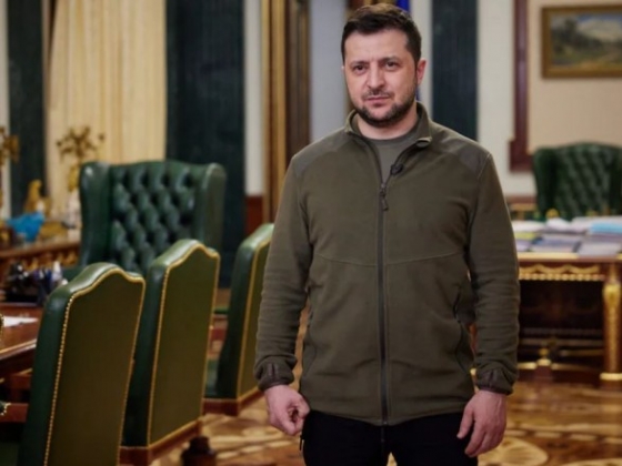 Флиска Зеленского цвета хаки продали на аукционе