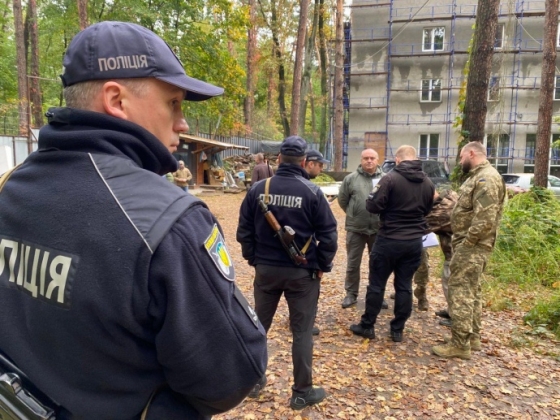 Юристи дружини Медведчука прийшли повертати майно у Пуща-Водиці 