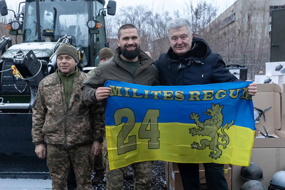 Петро Порошенко доставив партію допомоги бійцям на Краматорському напрямку
