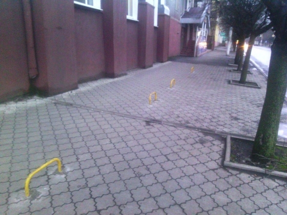 В Краматорске отвоевали у автомобилистов часть тротуара для пешеходов