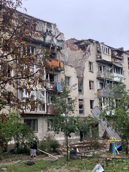 Росіяни масовано обстріляли Слов’янськ. Прильоти у п’ятиповерхівку, пошкоджені приватні будинки. Є загиблий