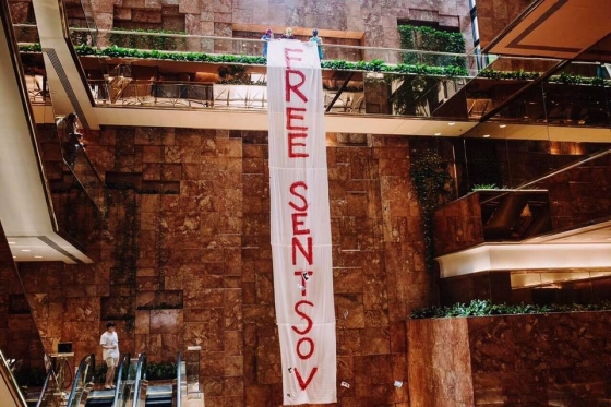 В башне Трампа Pussy Riot вывесили баннер с требованием освободить украинца Сенцова 