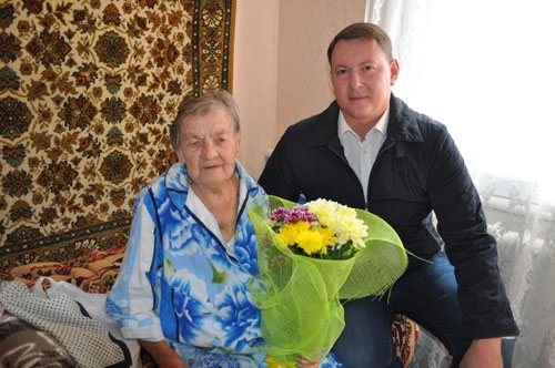 Мэр Краматорска поздравил с Днем города краматорчанку, перешагнувшую 100-летний рубеж
