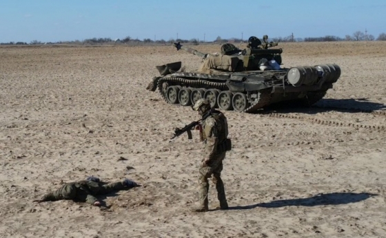Российский солдат сдался нашим военным вместе танком за вознаграждение. Ему обещают 10 тыс. долларов (фото)