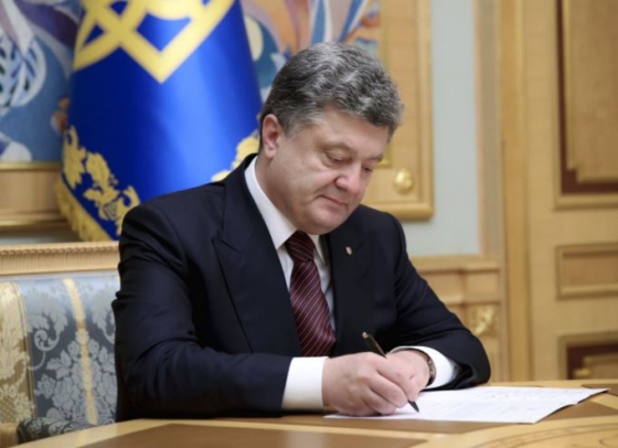 Порошенко ввел в действие решение СНБО о персональных спецсанкциях против РФ
