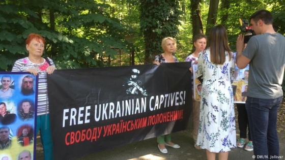 Матери украинских военнопленных провели пикет во время переговоров «нормандской четверки» 