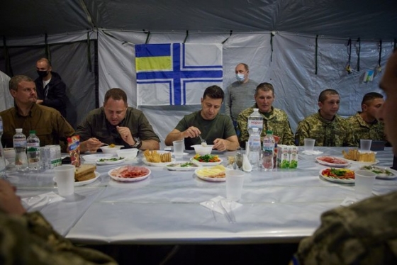 Зеленский выложил фото обеда с военными, где военным не выдали тарелок (фото)