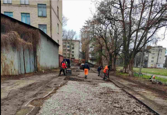 У Краматорську відновлюють асфальтобетонне покриття після ремонту підземних комунікацій