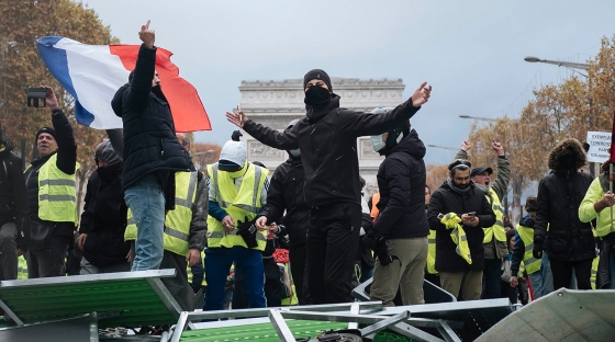 Повысить зарплаты, выйти из ЕС и запретить пластиковую посуду: &quot;желтые жилеты&quot; сформулировали требования