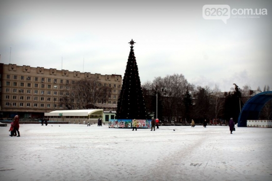 Главная елка города Славянска готова к новогодним праздникам. Скоро открытие  