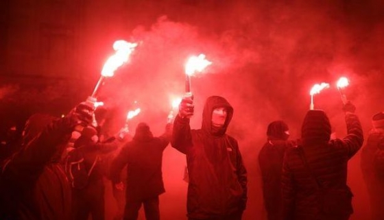 Под ОП беспорядки в поддержку Стерненко, жгут файеры 
