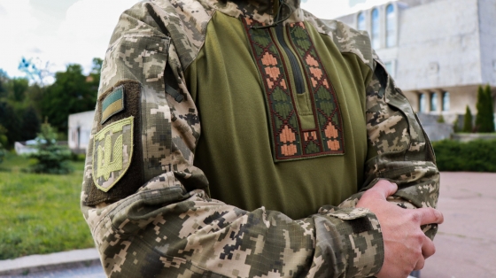 Для украинских защитников создали уникальную боевую вышиванку 