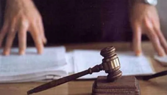 У Краматорську пенсіонер намагався дати патрульним 200 доларів хабара. Тепер йому винесли вирок
