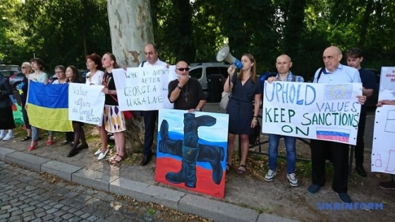 Wake up, Europe! - активисты пикетируют ПАСЕ с требованием не допустить возвращения России в Ассамблею