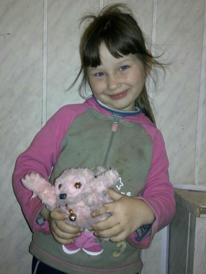 Славянские полицейские устанавливают родителей потерявшейся девочки