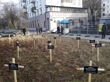 В Киеве под посольство РФ принесли кресты с именами жертв теракта в Мариуполе 
