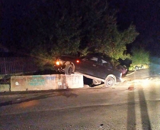 В Краматорске автомобиль умудрился «вскарабкаться» на бетонную плиту
