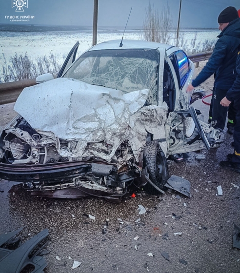 У Краматорську рятувальники деблокували жінку з понівеченої автівки